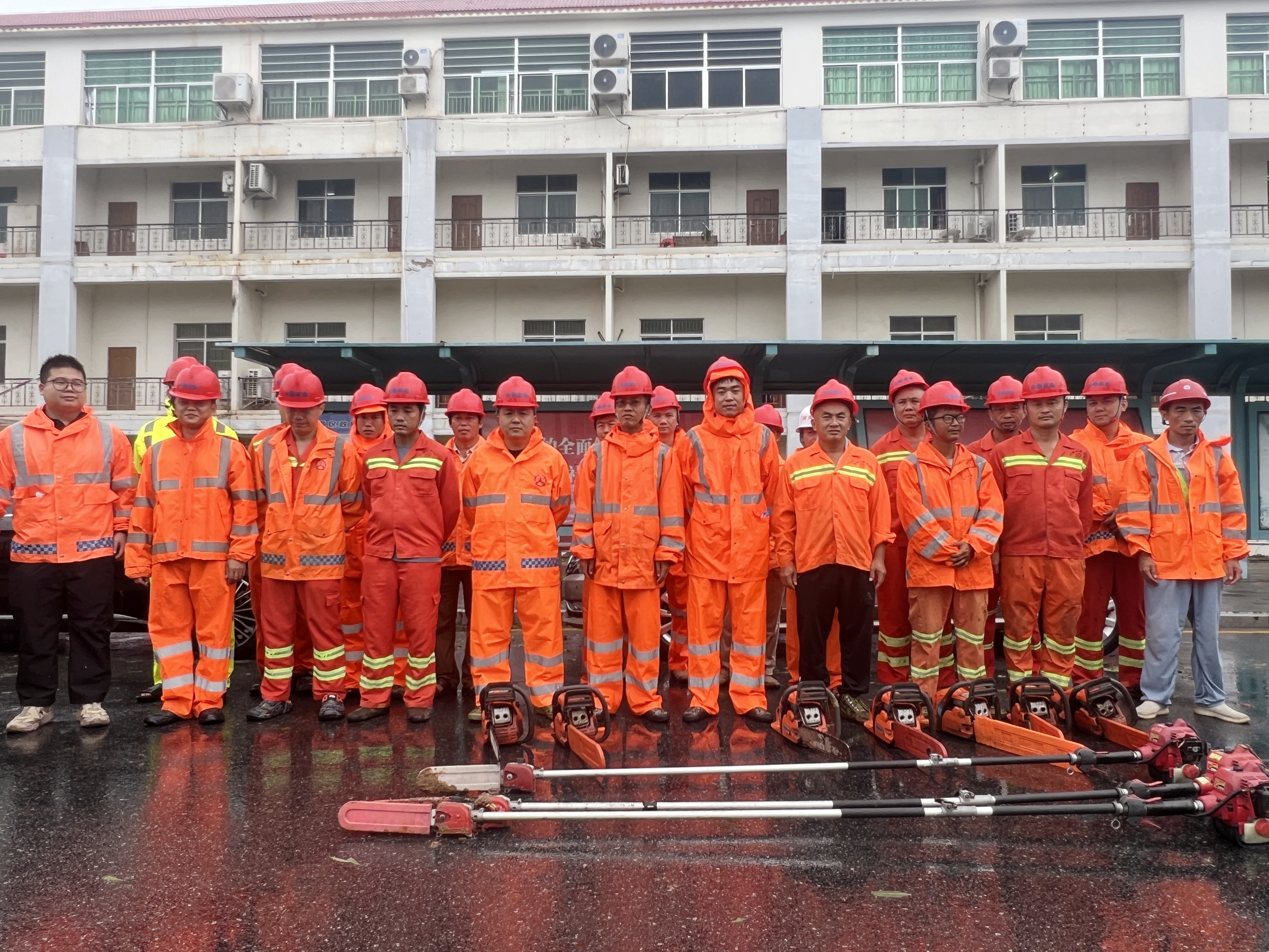 “路”力同心共克時(shí)艱 火速馳援搶通保暢——海南高速養(yǎng)護(hù)集結(jié)力量全力以赴支援三亞搶險(xiǎn)救災(zāi)