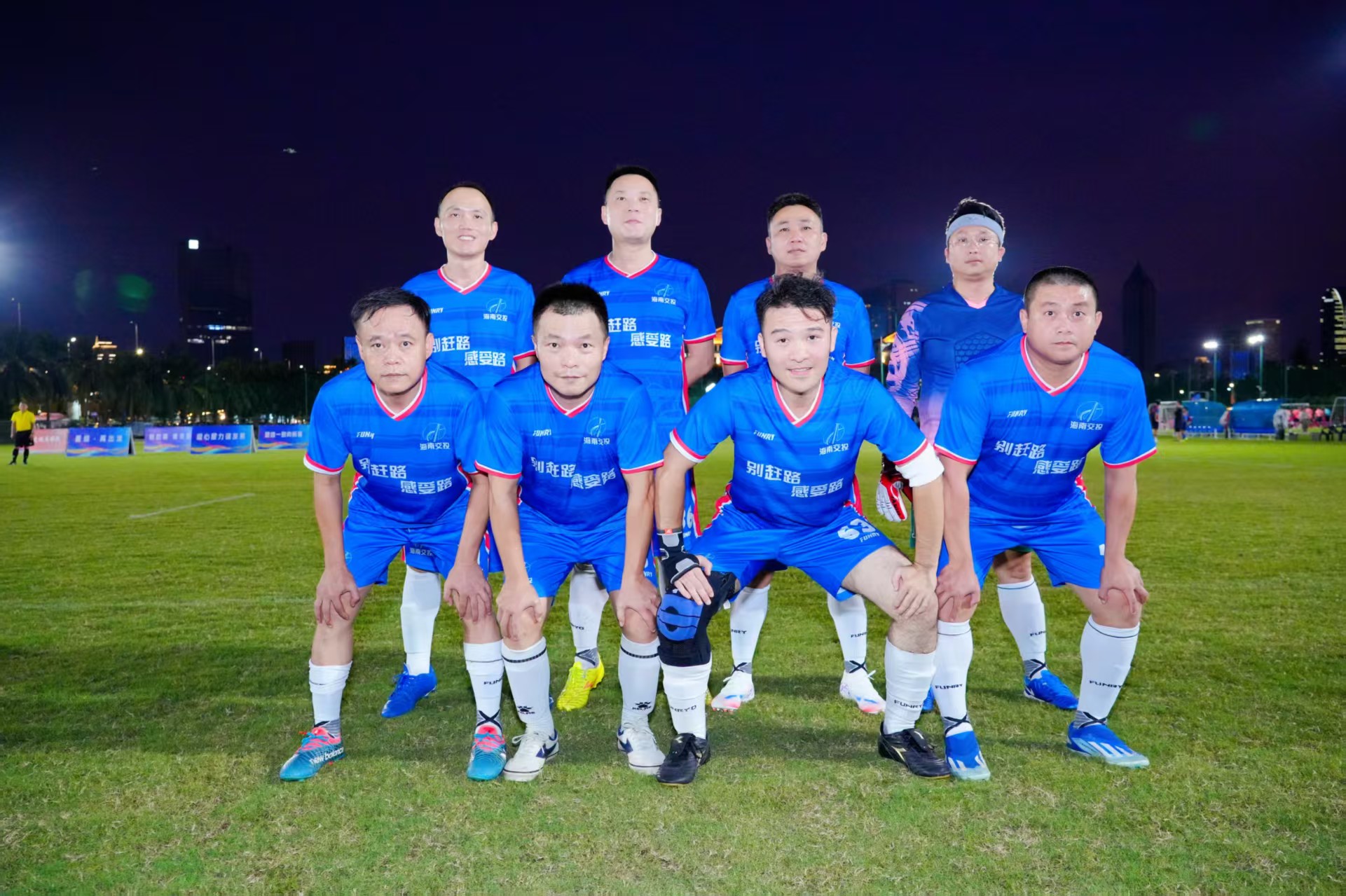 鏖戰(zhàn)綠茵展鋒芒 海南高速足球隊(duì)強(qiáng)勢(shì)挺進(jìn)“環(huán)島杯”八強(qiáng)